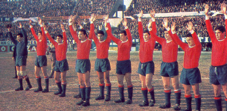 A clássica saudação do Independiente dos anos 60: Maldonado à frente e o time com os braços levantados.