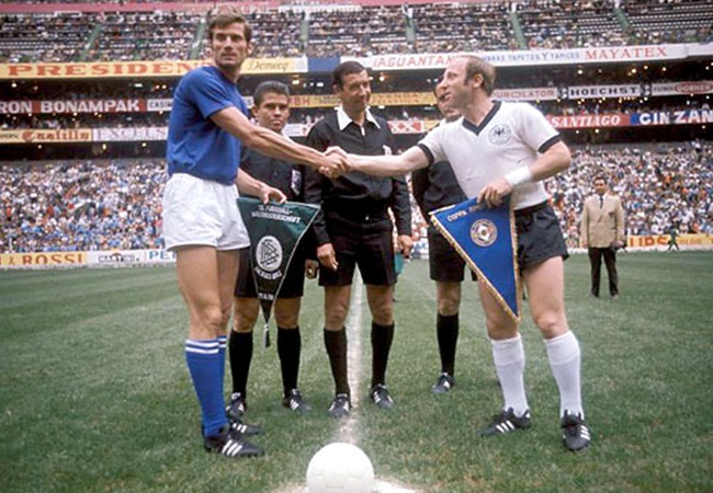 Facchetti e Seeler, antes do duelo entre Itália e Alemanha pela semifinal da Copa de 1970.