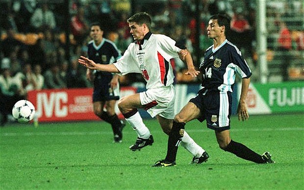 A sequência de imagens da obra de arte de Owen: golaço está em várias listas da FIFA de gols mais bonitos dos Mundiais.