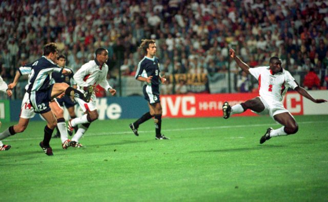 Zanetti faz o gol de empate da Argentina: aula de falta ensaiada.