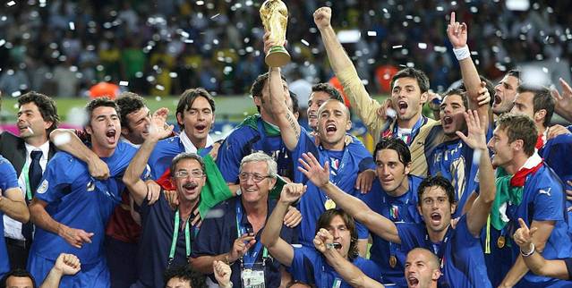 world-cup-fans-in-bar-cm5v8tvw
