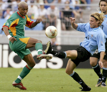 Diouf e Forlán, no duelo entre Senegal e Uruguai.