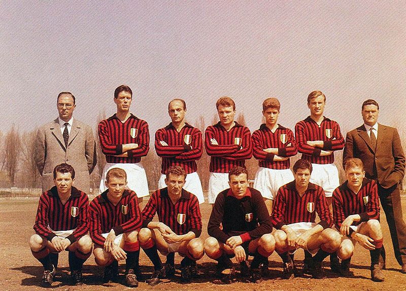 O Milan da temporada 1961-1962: Rivera é o penúltimo jogador em pé.
