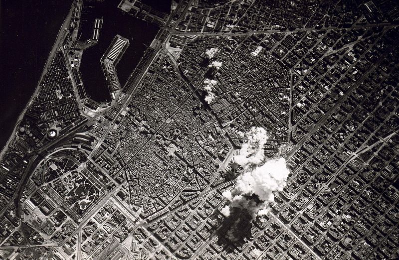 A cidade de Barcelona sofre com o bombardeio de 1938. E o Barça quase deixou de existir naquela época.