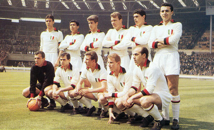 O Milan campeão da Europa em 1963. Em pé: Cesare Maldini, Víctor Benítez, Gianni Rivera, José Altafini, Bruno Mora e Gino Pivatelli. Agachados: Giorgio Ghezzi, Mario Trebbi, Mario David, Giovanni Trapattoni e Dino Sani.