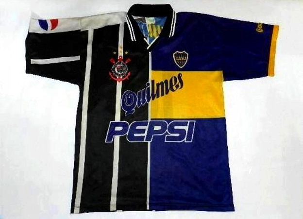 O corintiano fez até camisa mista contra o Palmeiras, em 2000...
