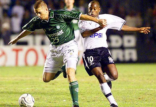 Galeano e Edílson disputam a bola no clássico.