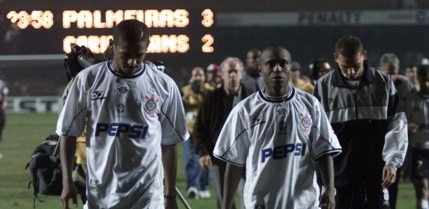 Decepção de Vampeta e Edílson: o Corinthians teria que esperar mais 12 anos até conseguir sua primeira Libertadores.