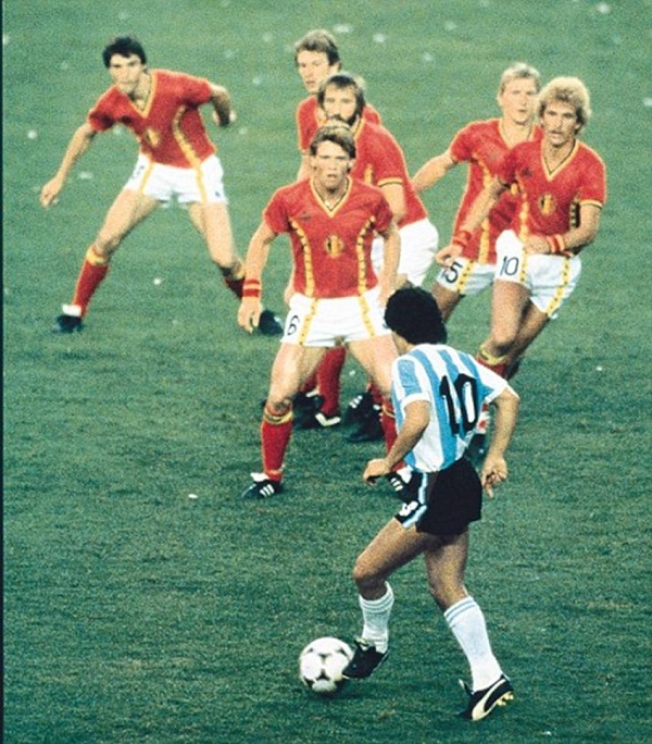 Em 1982, Maradona não conseguiu fazer a diferença. O paredão belga talvez explique o motivo...