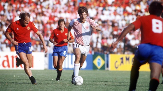 ... E a pane contra a Espanha: momentos distintos de Laudrup e sua seleção na Copa de 1986.