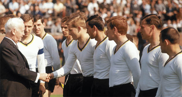 Os jogadores do Borussia na decisão da Copa da Alemanha de 1965.
