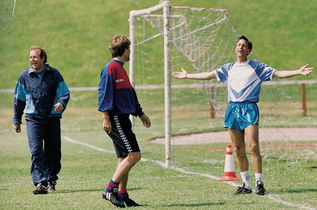 Laudrup (ao centro) e Cruyff (à dir.): dupla foi crucial para o sucesso do Barcelona no começo dos anos 90, mas sucumbiram juntos em 1994.