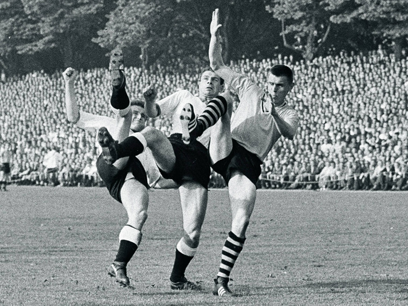 Erich Leist e Achim Melcher, do Borussia Neunkirchen, e Konietzka, do Dortmund, na temporada 1964-1965.