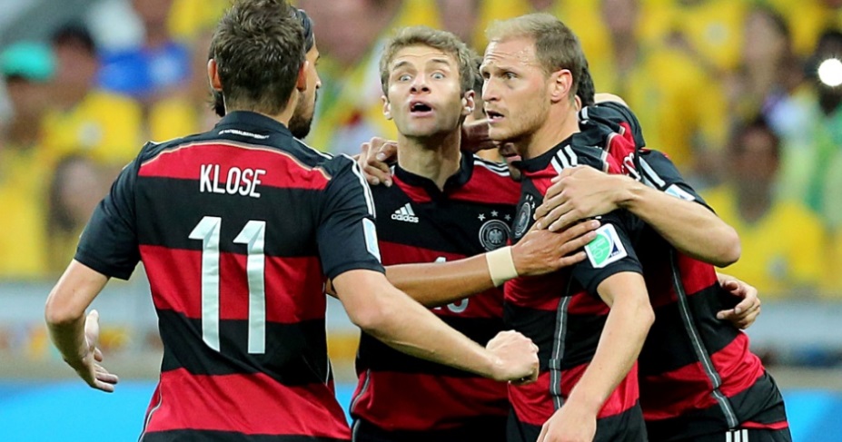 Müller (ao centro, com olhar penetrante): gol do artilheiro foi o de número 2000 na história da Seleção Alemã.