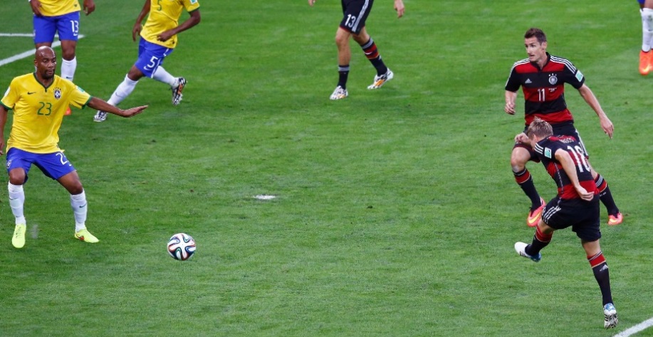 Kroos chuta para marcar um de seus dois gols: jogador foi o melhor em campo.
