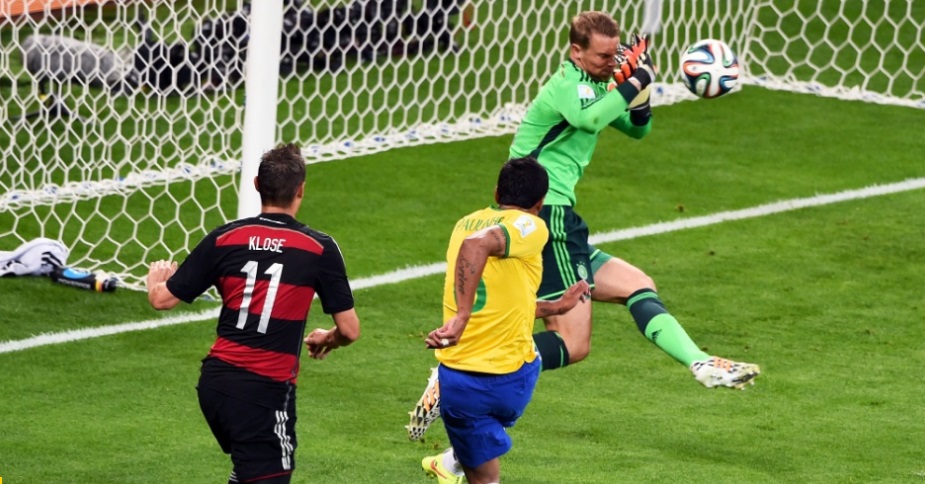 O paredão Neuer defende um chute de Paulinho: só faltava a exibição dele para o show ficar completo!