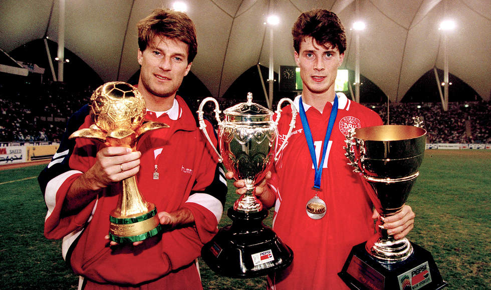 Michael e Brian Laudrup com as taças após a conquista da Copa das Confederações.