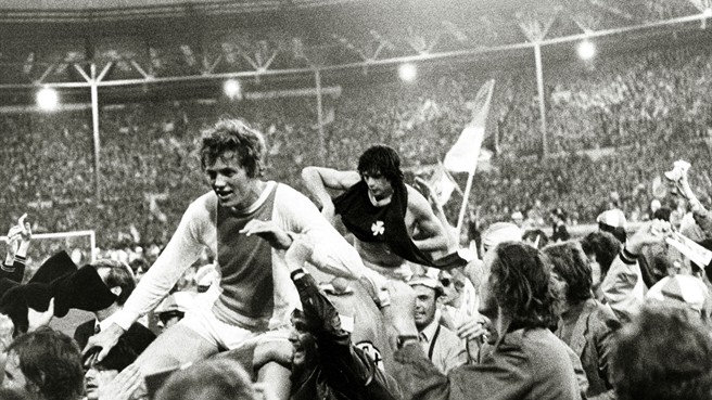 Festa em Wembley no primeiro título europeu do Ajax, em 1971.