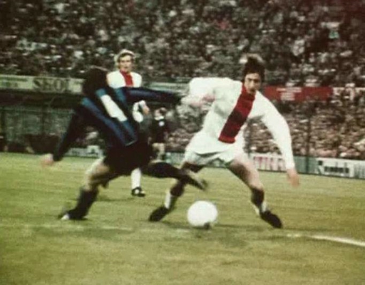 Cruyff em ação: craque vivia auge da carreira com a camisa do Ajax.