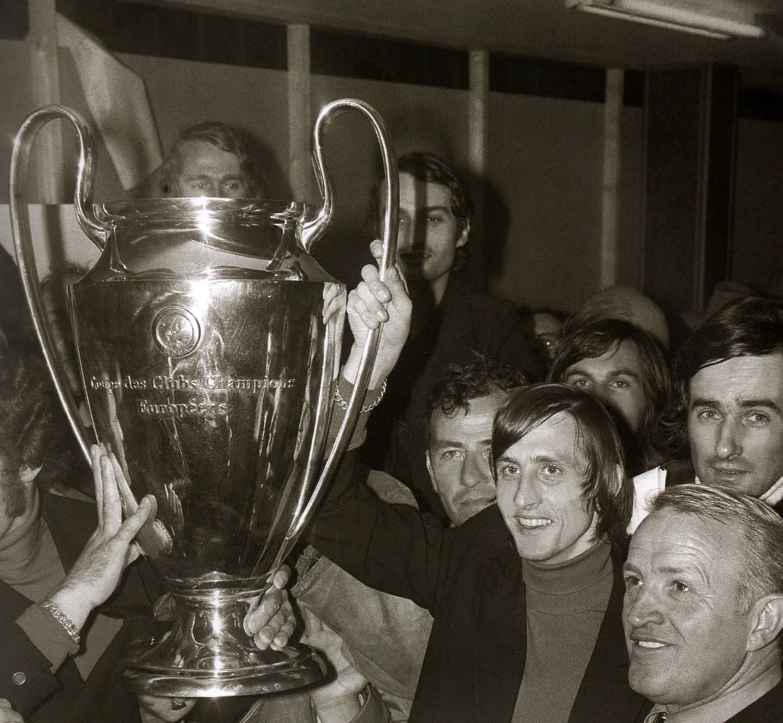 Cruyff ergue a taça da Liga dos Campeões da UEFA de 1972