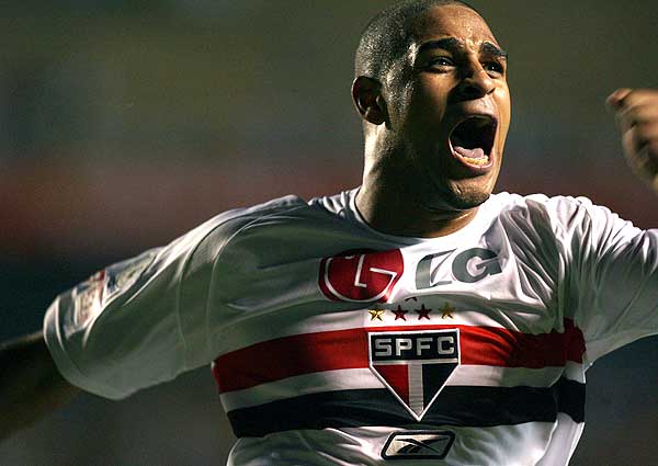 Adriano no tricolor: atacante fez boas partidas e foi artilheiro, mas queda na Libertadores antecipou sua saída.