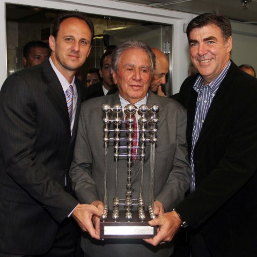 Rogério, Juvenal Jvêncio e o ex-goleiro Zetti posam com a Taça das Bolinhas: tricolor ganhou o troféu, mas teve que devolvê-lo tempo depois.