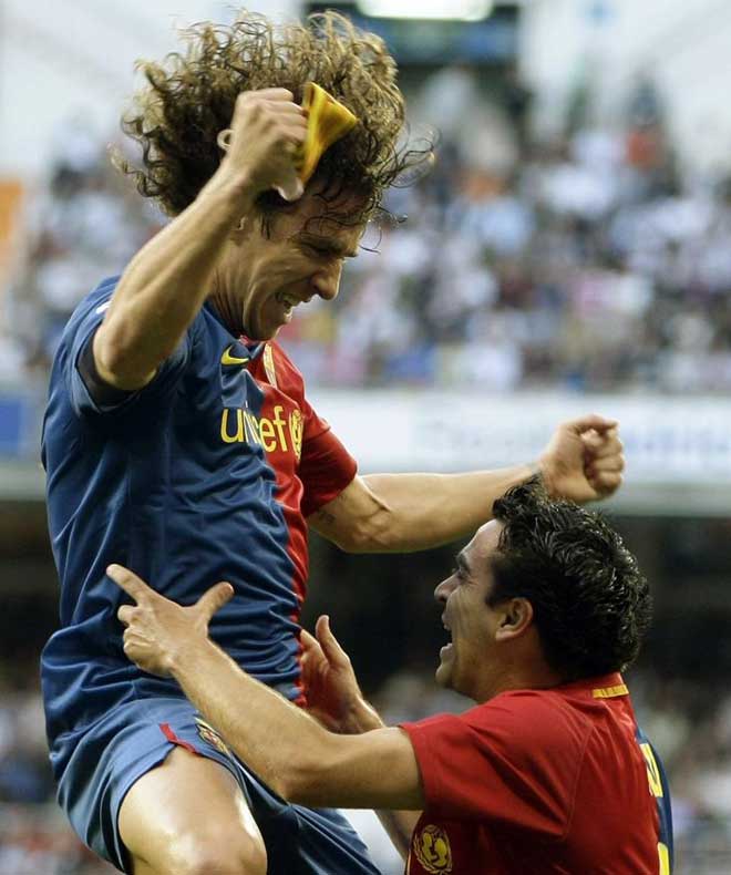 ... E a festa com Xavi (à dir.): virada em sete minutos!