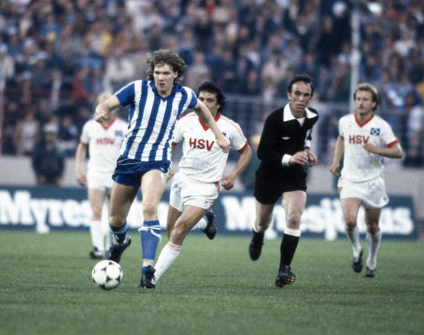 Strömberg domina a bola: ele era o dono do meio de campo do time multicampeão de 1982.
