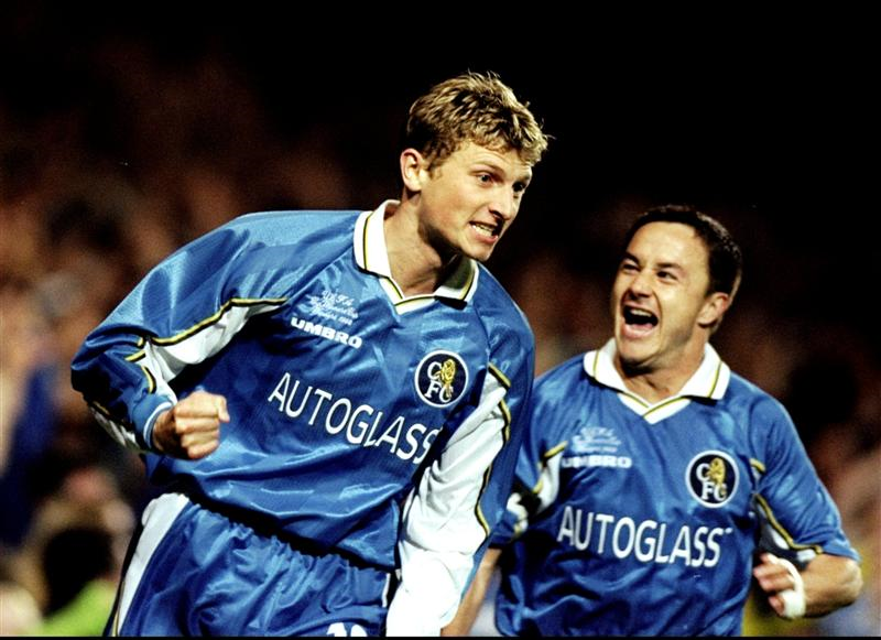 Tore Andre Flo (à esq.), um dos reforços do Chelsea para a temporada 1997-1998.