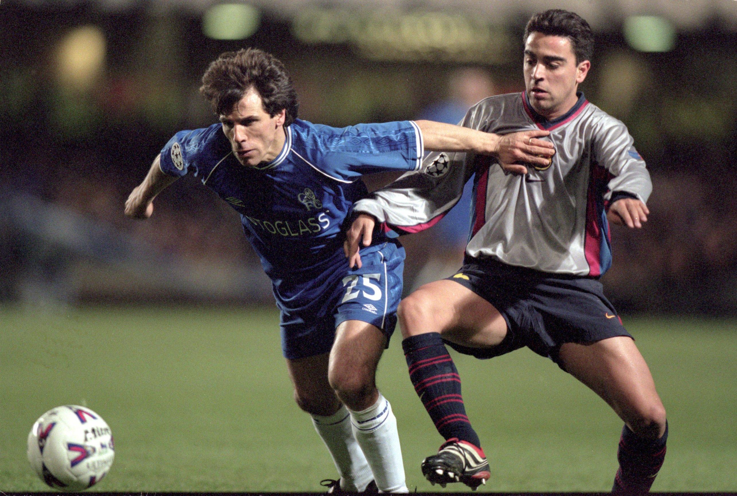 Zola levou a melhor sobre Xavi no primeiro duelo...