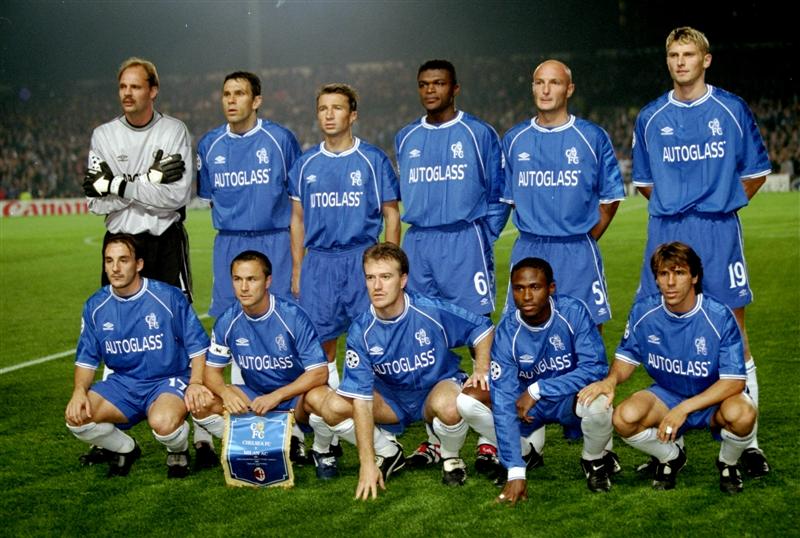 Um onze inicial do Chelsea em setembro de 1999 - Em pé: De Goey, Poyet, Petrescu, Desailly, Leboeuf e Flo. Agachados: Ferrer, Wise, Dechamps, Babayaro, e Zola.