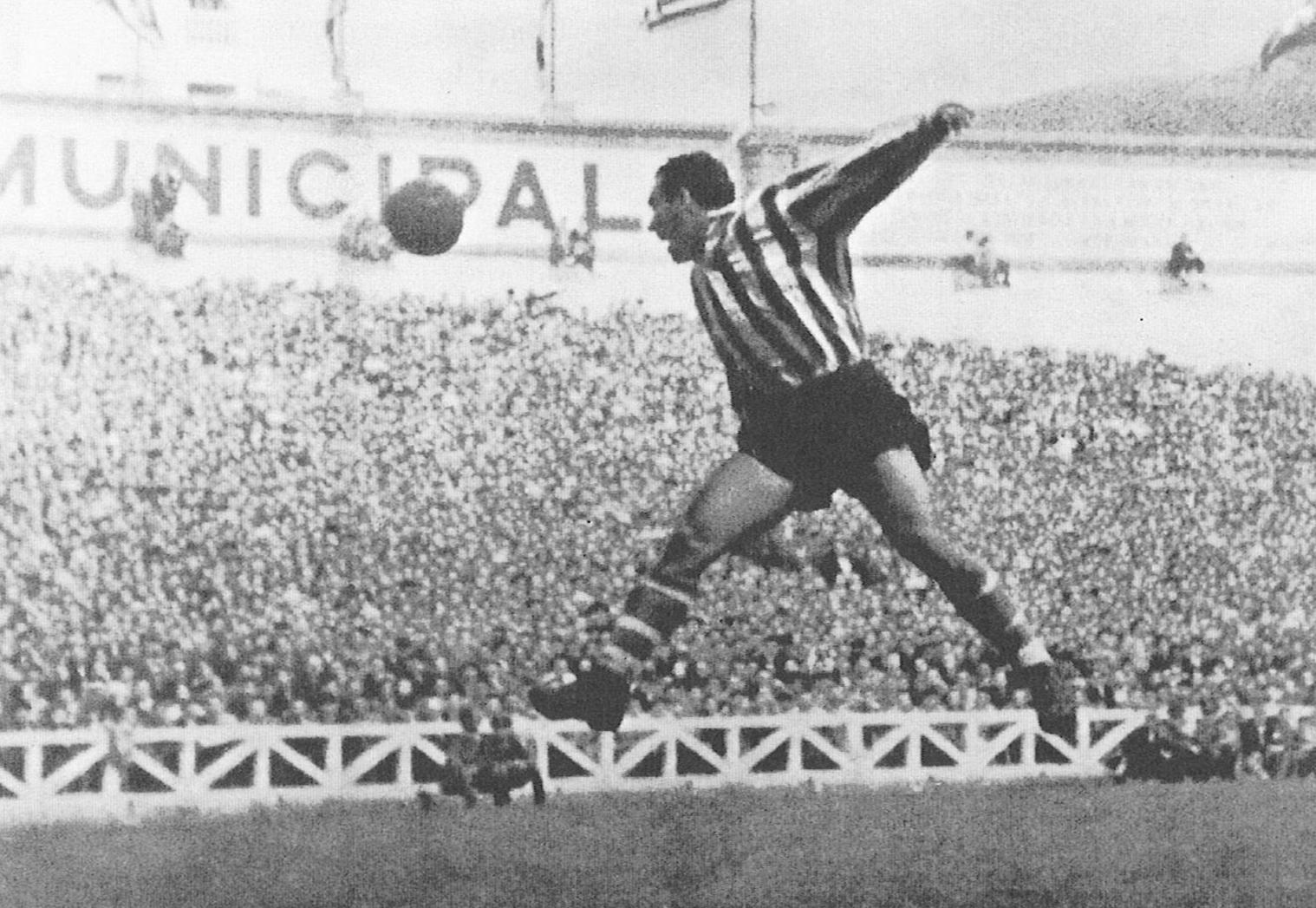 Marcando um gol de cabeça: Zarra foi um dos maiores especialistas no quesito.