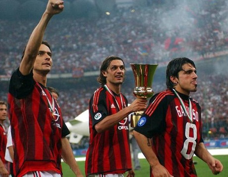 Inzaghi, Maldini e Gattuso celebram a Copa da Itália de 2003.