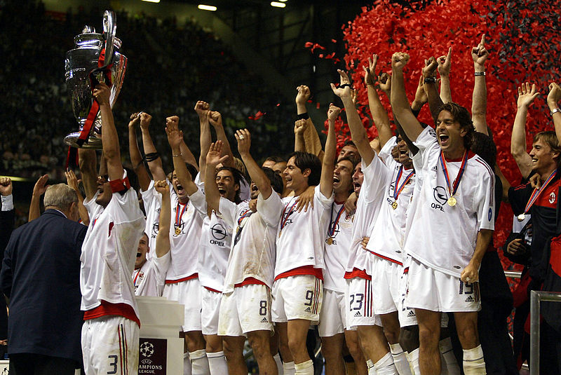 A.C._Milan_lifting_the_European_Cup_after_winning_the_2002–03_UEFA_Champions_League_-_20030528