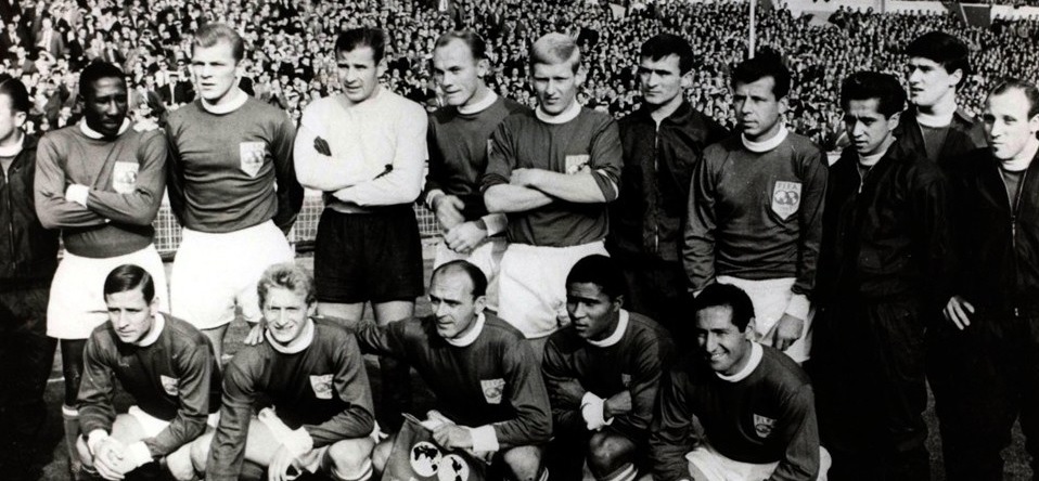 Em 1963, Gento fez parte do "timinho" da FIFA em um amistoso contra a Inglaterra. Em pé: Djalma Santos, Pluskal, Yashin, Popluhar, Schnellinger, Soskic, Masopust, Eyzaguirre, Baxter e Seeler. Agachados: Kopa, Law, Di Stéfano, Eusébio e Gento.
