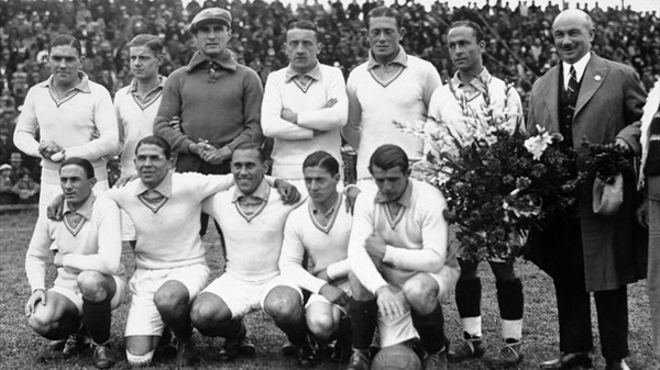 Time francês na Copa de 1930: autor do primeiro gol de toda a história dos Mundiais.