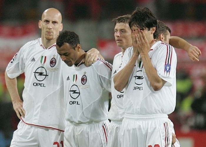 kaka-dir-chora-a-derrota-do-milan-nos-penaltis-para-o-liverpool-na-final-da-liga-dos-campeoes-em-2005-1351622082562_700x500