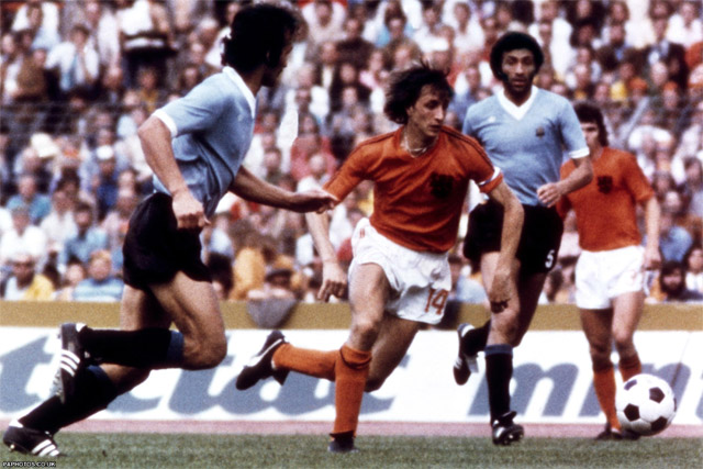 Cruyff (ao centro) em ação: nenhum uruguaio conseguiu pará-lo.