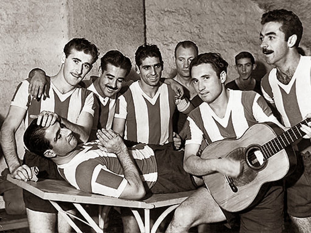 Juan Carlos Muñoz toca violão enquanto José Salomón pede clemência. Junto com eles, René Pontoni, Norberto Méndez, Rinaldo Martino e Rodolfo De Zorzi.