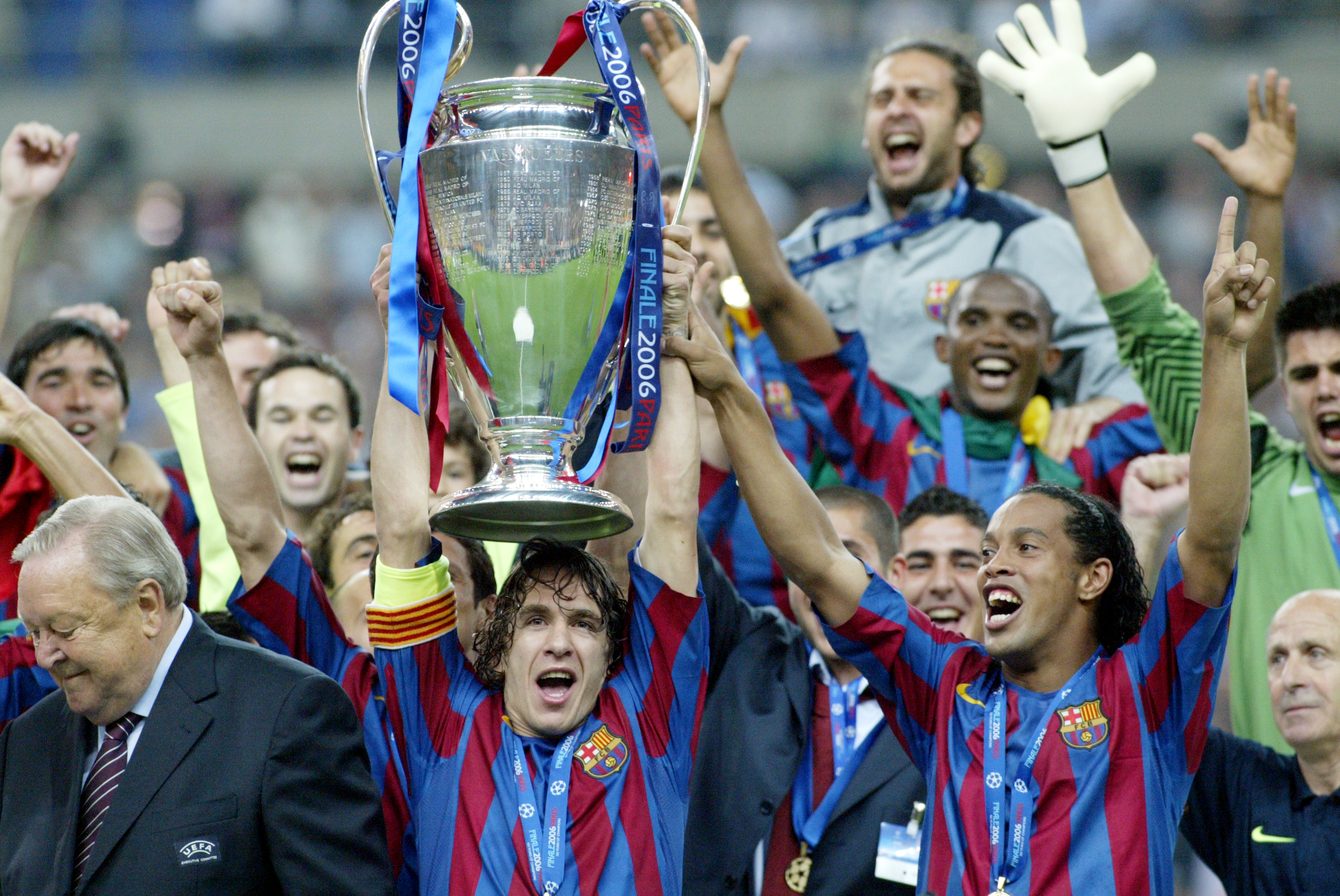 Puyol ergue sua primeira Liga dos Campeões.