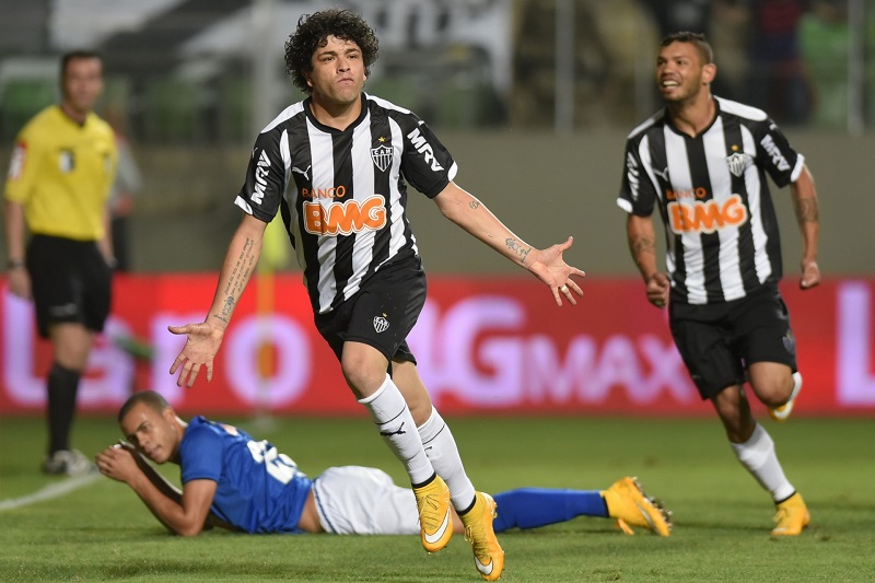 Luan no alto e adversário no chão: cena comum no segundo semestre de 2014.