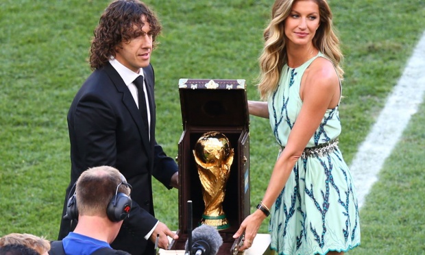 Puyol (muito) bem acompanhado: a Copa e a Gisele...