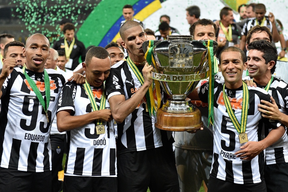 leonardo-silva-beija-a-taca-da-copa-do-brasil-para