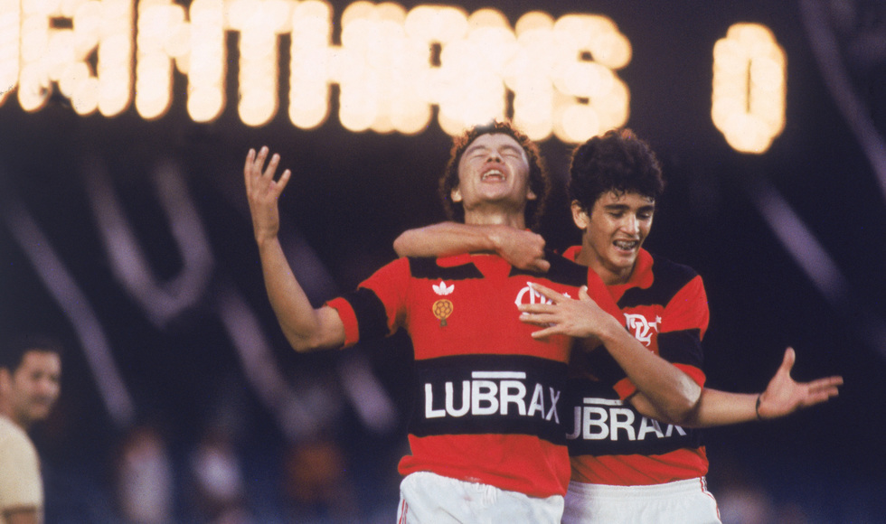 Bebeto (à dir.) celebra com e Élder um gol em 1984.