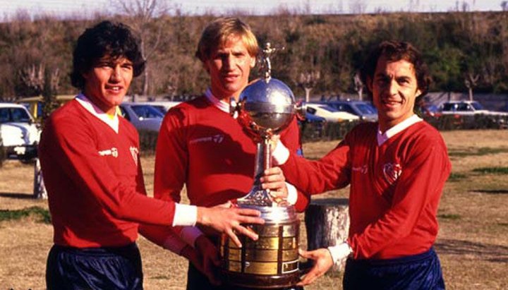 CONMEBOL Libertadores on X: 🏆🔝 Um só homem carrega 4️⃣ taças  #CONMEBOLLibertadores no currículo: é Ricardo Bochini, maior ídolo do @ Independiente 🇦🇷, e que completa 65 anos hoje. Parabéns a um multicampeão