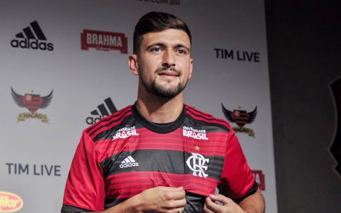 Ex-Flamengo, lateral Isla é anunciado pelo Independiente 