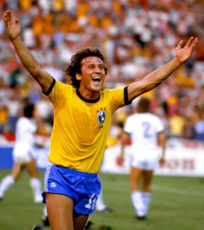 zico com camisa da selecao brasileira durante cop