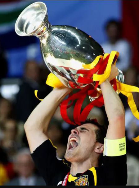 Casillas recebeu o troféu da IFFHS como melhor goleiro do Mundo de 2012.