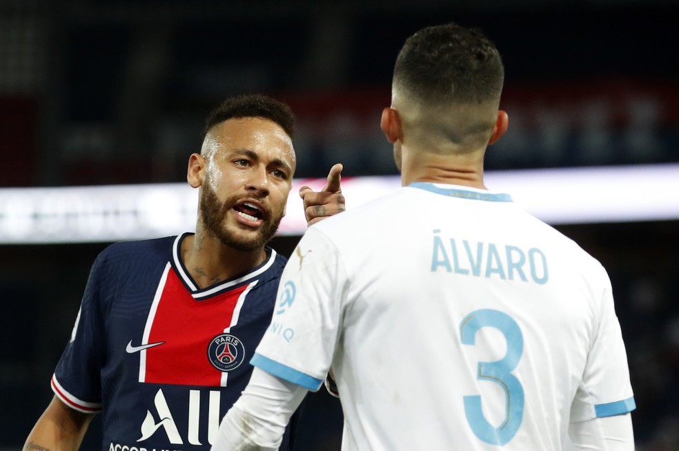 Jogo entre Nice e Olympique de Marselha é paralisado por faixas homofóbicas, futebol francês